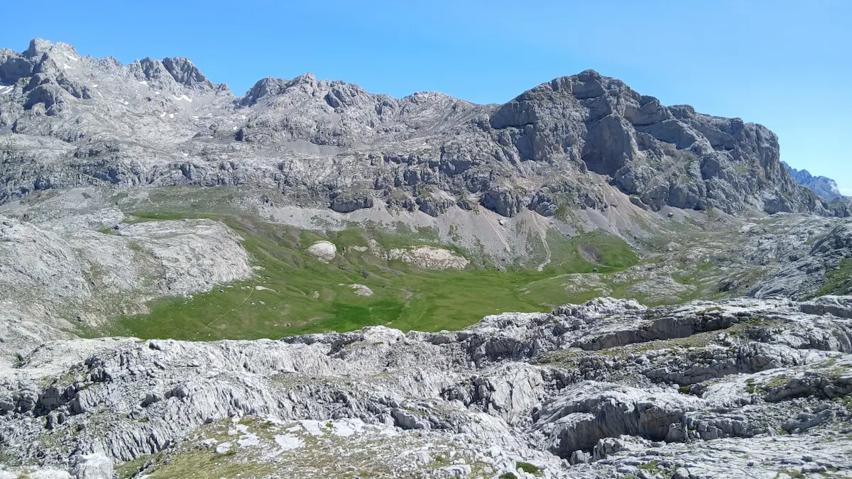 De Guadarrama a Picos de Europa: un técnico que aprendió a usar la vara d´ablanu
